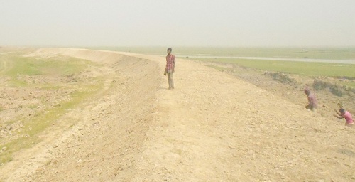 জামালগঞ্জে পাকনা হাওর রক্ষার বাঁধ পরিদর্শন