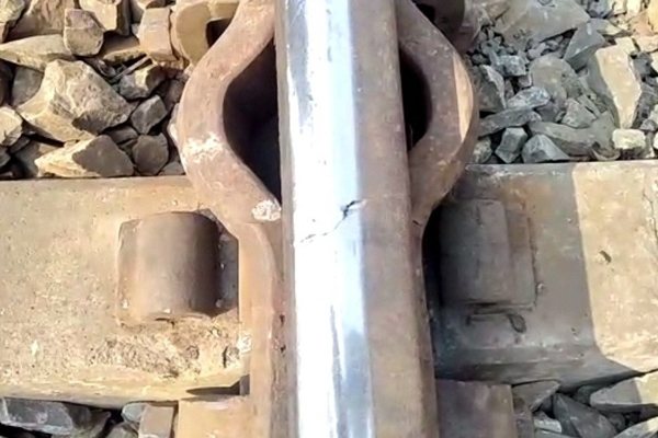 লাইনে ফাটল, দুর্ঘটনা থেকে বাঁচল কলকাতা-খুলনাসহ একাধিক ট্রেন।।   