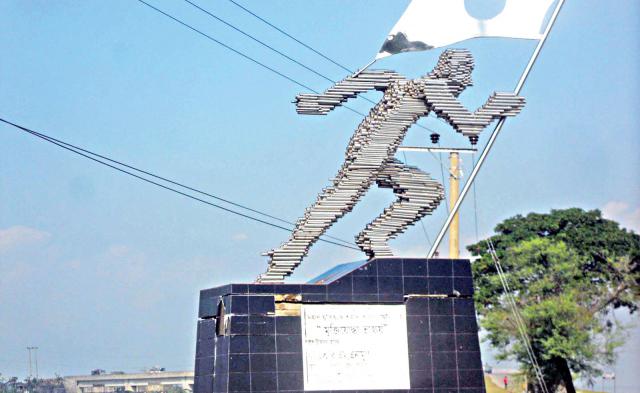 সুনামগঞ্জের মুক্তিযোদ্ধা ভাস্কর্যে’ ফাটল।।