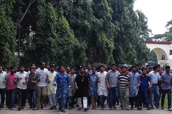 সিলেটে শিবিরের হামলার প্রতিবাদে কুষ্টিয়া ইসলামী বিশ্ববিদ্যালয় শাখা ছাত্রলীগের বিক্ষোভ মিছিল।।   