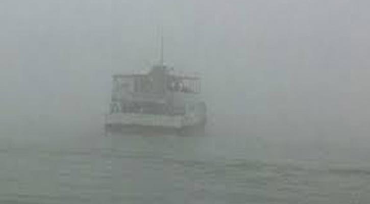 ঘন কুয়াশার কারণে পাটুরিয়া-দৌলতদিয়া রুটে ফেরি চলাচল বন্ধ।।   