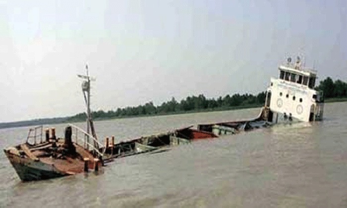 খুলনার রূপসা নদীতে সিমেন্টের কাঁচামালসহ কার্গো জাহাজ ডুবি।